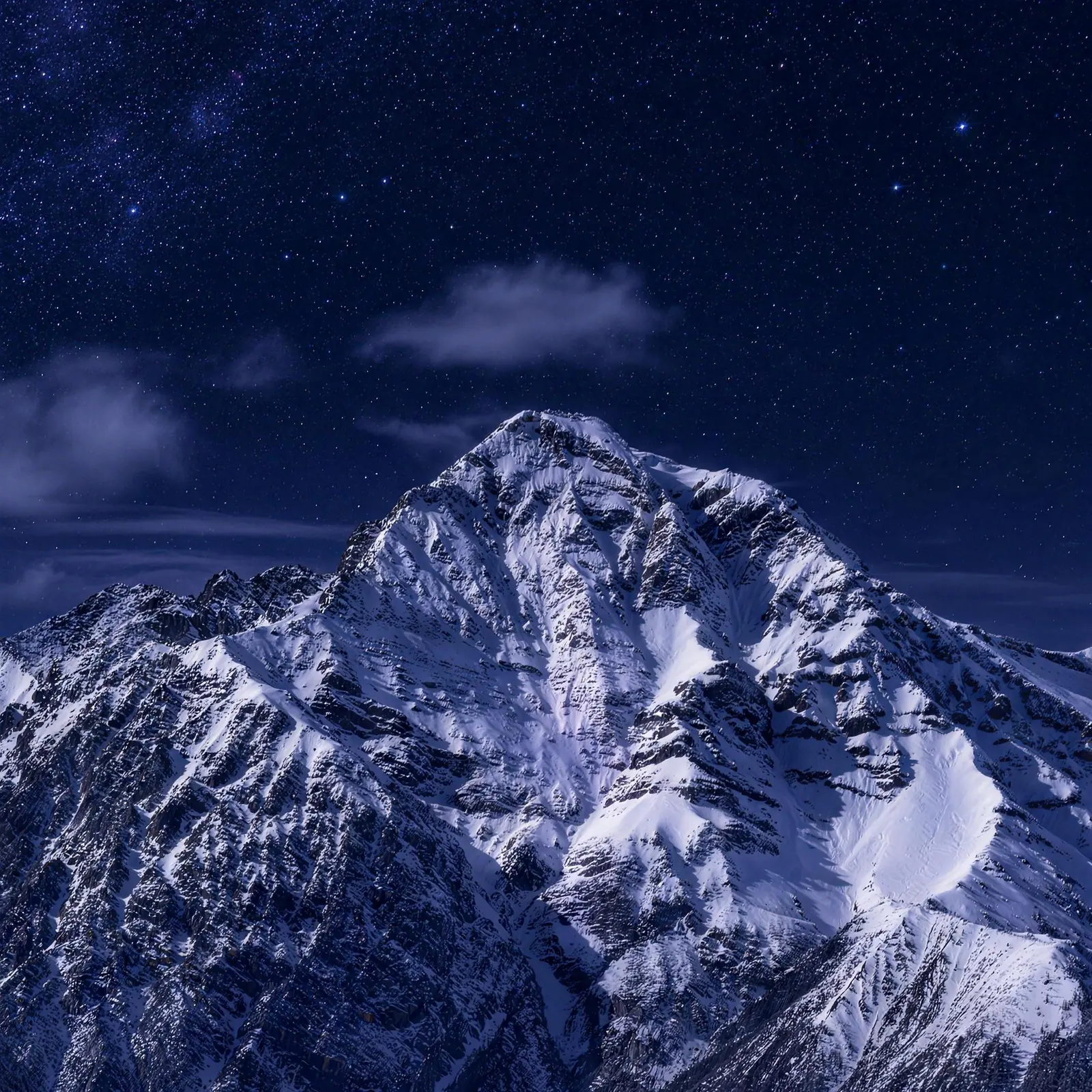 La stessa vetta di notte sotto le stelle